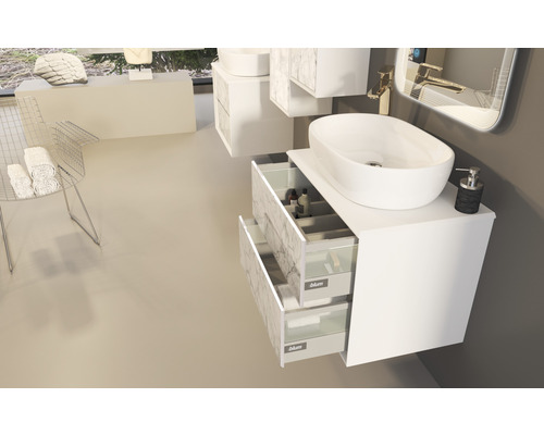 Salle de bains moderne avec meuble-lavabo, vasque à poser et tiroirs ouverts
