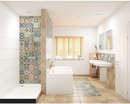 Salle de bains avec douche, baignoire, deux lavabos, miroirs et carrelage à motifs