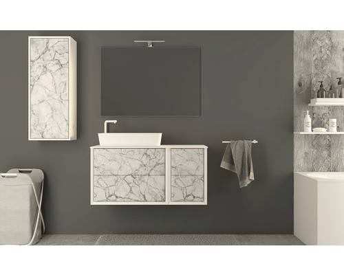Salle de bain moderne avec meuble-lavabo, miroir, armoire suspendue et panier à linge