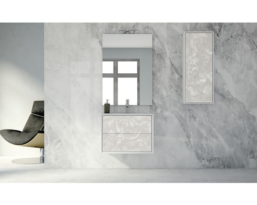 Salle de bains avec meuble sous-vasque, miroir et armoire suspendue devant un mur en marbre