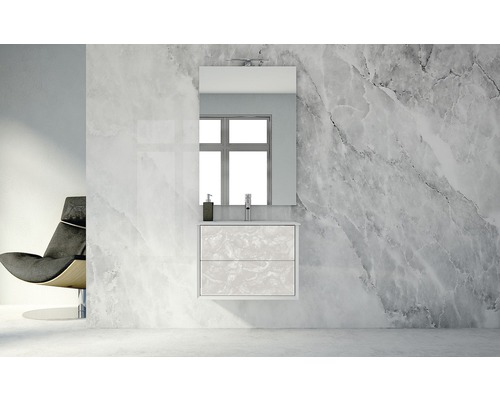 Salle de bain moderne avec meuble sous-lavabo, miroir et fauteuil