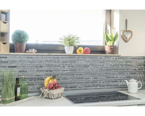 Scène de cuisine avec mur en carreaux de mosaïque, décoration et aliments