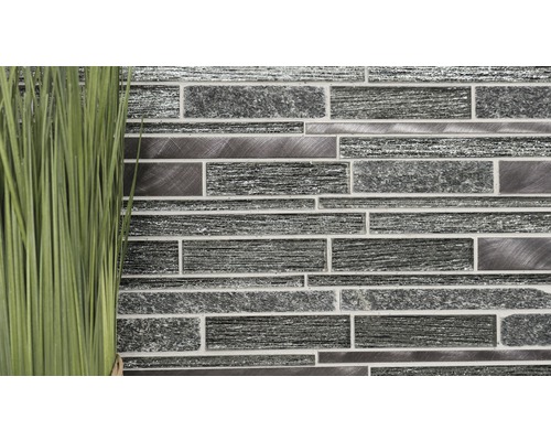 Mosaïque avec éléments en verre et en métal