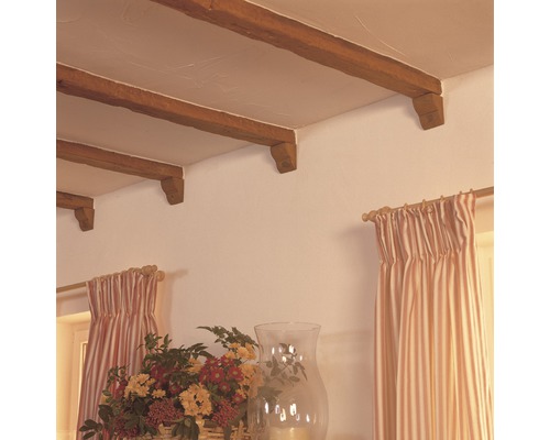 Intérieur avec plafond à poutres en bois, rideaux et décoration florale