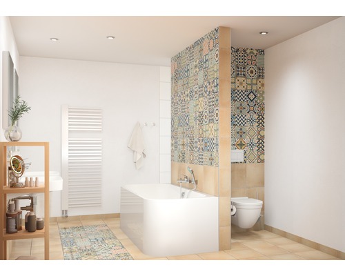 Salle de bains avec baignoire, toilettes et carreaux à motifs