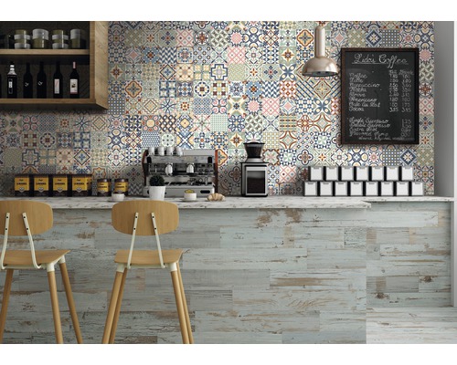 Scène de café avec mur carrelé aux motifs variés et plancher en bois