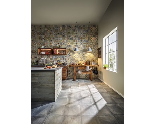 Cuisine claire avec îlot de cuisine, éléments en bois, mur carrelé et grande fenêtre