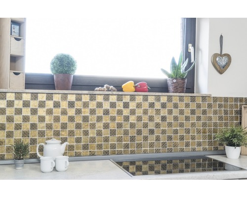 Scène de cuisine avec mur en mosaïque, fenêtre et décorations