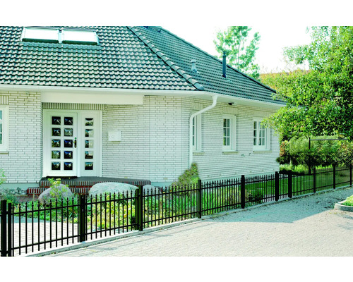 Vue de la maison avec clôture métallique pour délimiter le terrain