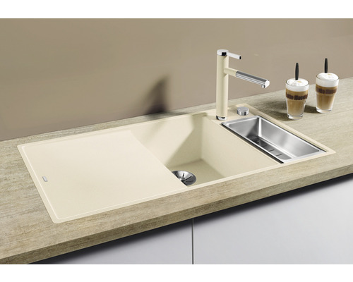 Spüle mit Abtropffläche, Armatur und Edelstahlbecken auf einer Küchentheke