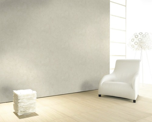 Heller Raum mit Wandgestaltung, Sessel und Dekoration