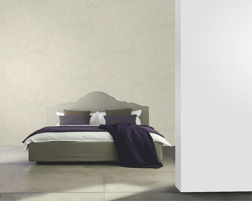 Schlafzimmer mit Doppelbett, Kissen und Überwurfdecke