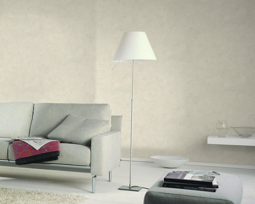 Wohnzimmer mit Stehlampe, Sofa und Dekoration für Wohnraumgestaltung