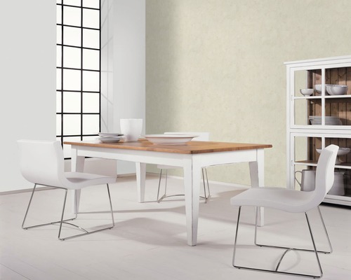 Heller Essbereich mit Esstisch, Stühlen und Geschirrschrank.
