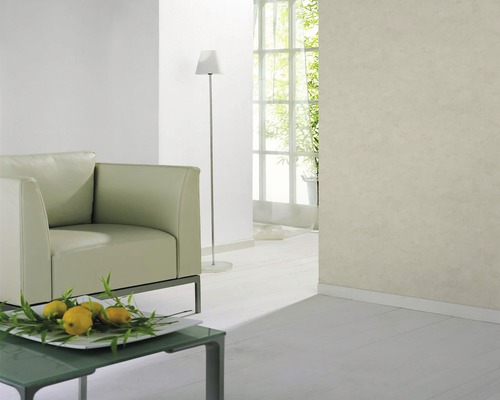 Helles Wohnzimmer mit Sessel, Tischlampe und Fenster