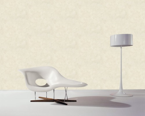 Szene mit Design Tapete, Stuhl und Stehlampe