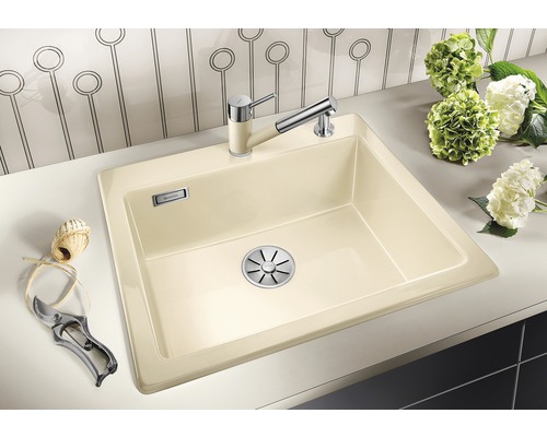 Évier de cuisine beige avec robinet sur un comptoir de cuisine