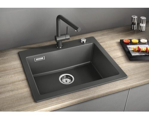 Évier avec robinetterie sur un plan de travail