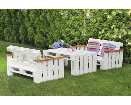 Ensemble de meubles de jardin en palettes de bois avec table et deux bancs sur gazon