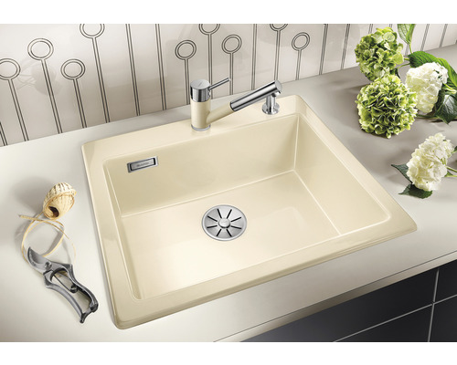 Évier avec robinetterie et fleurs sur un comptoir de cuisine