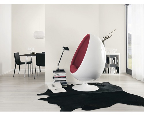 Salon lumineux avec fauteuil en forme d''œuf, tapis et table à manger