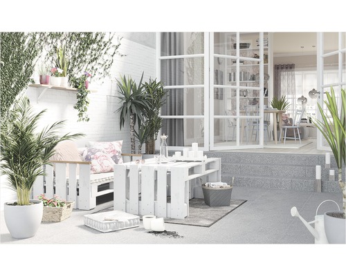 Terrasse avec mobilier de palettes, plantes et vue sur la maison