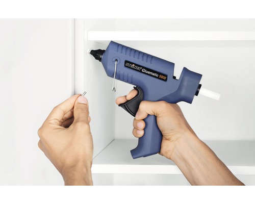 Utilisation d''un pistolet à colle chaude Steinel Gluematic 5000 pour fixer une cheville sur une étagère blanche
