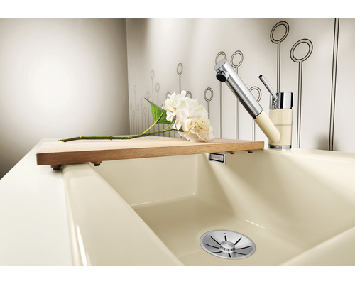 Évier avec planche à découper et robinetterie dans une conception de cuisine