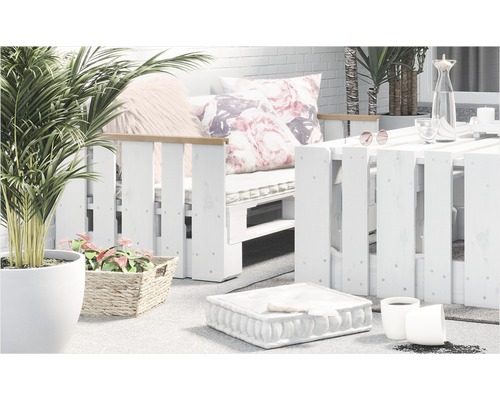 Coin salon avec mobilier de palettes, coussins et plantes