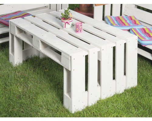 Table de jardin en palettes de bois sur pelouse