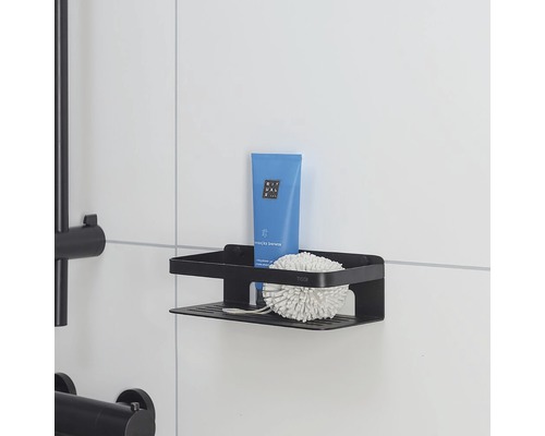 Étagère de douche noire avec gel douche et éponge de bain au mur