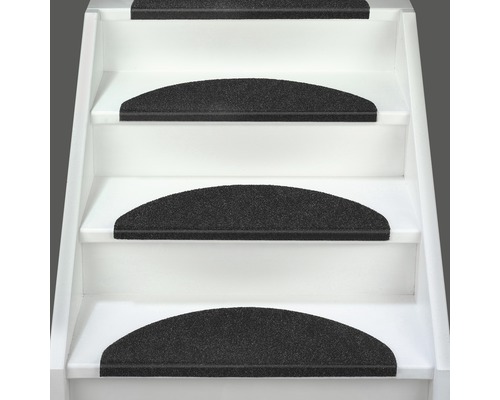 Escalier avec tapis de marche noirs pour l''isolation phonique et plus de sécurité.