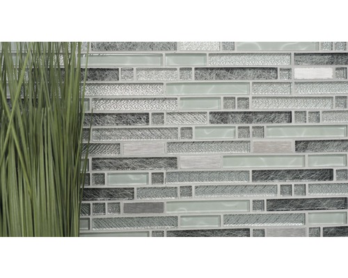 Mosaïque avec éléments en verre et en métal