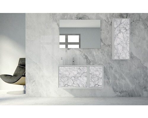 Salle de bain moderne avec mur en marbre, meuble-lavabo, miroir et armoire suspendue