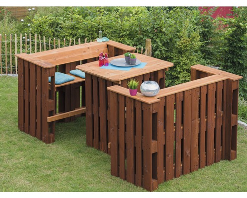Holz Paletten Gartenmöbel Set mit Tisch und Barhockern auf Rasen