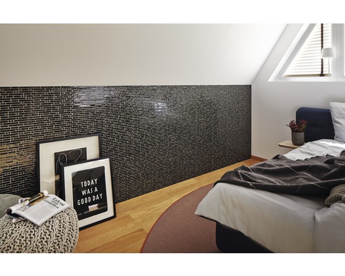 Chambre à coucher avec carrelage mural, lit et décoration