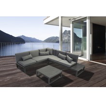 Graue Loungegruppe mit Tisch auf einer Terrasse mit Seeblick