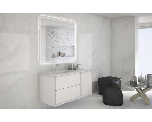 Salle de bains moderne avec meuble sous-lavabo, miroir avec éclairage et accessoires