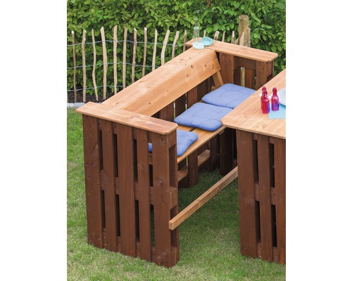 Scène de jardin avec coin salon en bois de palette et coussins bleus