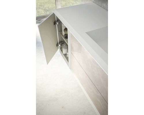 Meuble sous-lavabo de salle de bain avec porte ouverte et étagères intérieures pour ranger les articles de toilette.