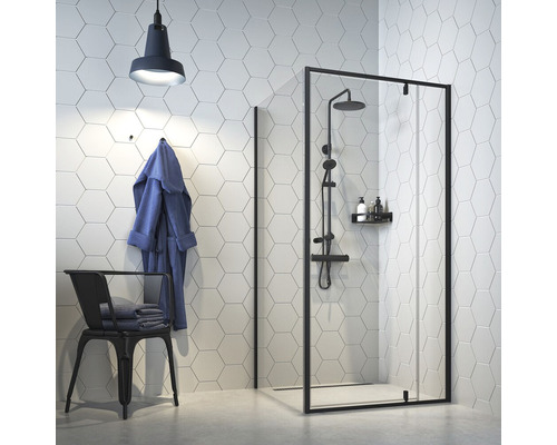 Badezimmer mit Duschkabine, Handbrause, Kopfbrause, Duschregal, Lampe, Bademantel und Stuhl