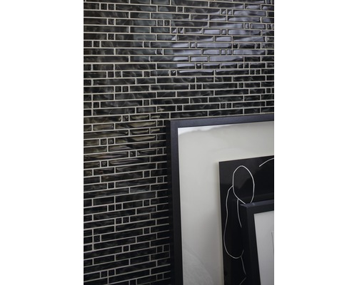 Mur avec carreaux de mosaïque et image encadrée