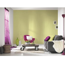 Salon avec canapé, fauteuil, table basse et lampadaire