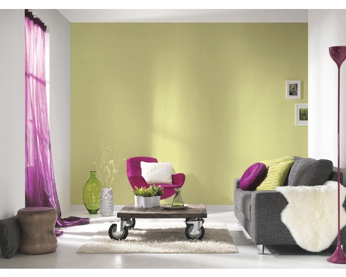 Salon avec canapé, fauteuil, table basse et lampadaire