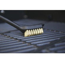 Grillbürste mit Borsten auf Grillrost