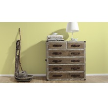 Commode en bois avec six tiroirs, objets de décoration et une lampe