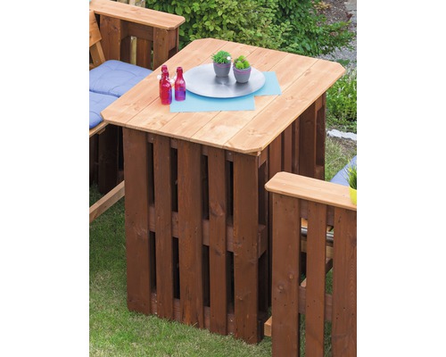 Palettentisch mit Dekoration im Garten