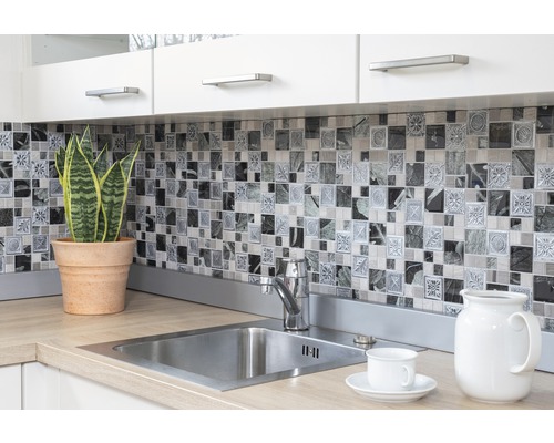 Scène de cuisine avec évier, mosaïque et plante