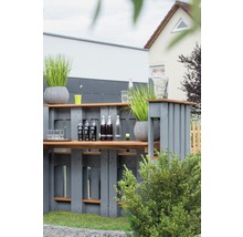 Extérieur avec un bar en palettes de bois, des boissons et des décorations.