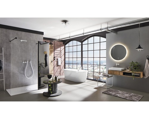 Badezimmer im Loftstil mit Dusche, Badewanne, Waschtisch und grossem Fenster